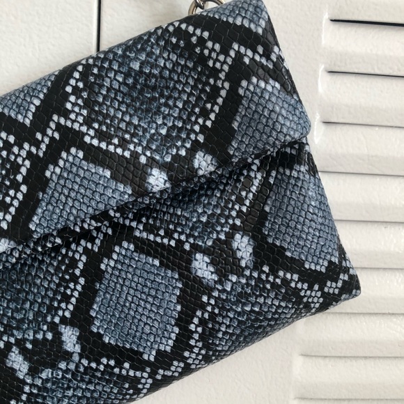 GIANNI CHIARINI BLUE SNAKE CLUTCH. - Picture 4 of 8